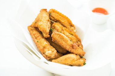 Kızarmış gevrek tavuk kanadı