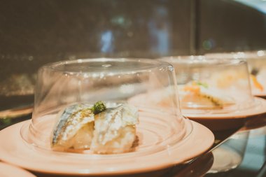 Konveyör bant suşi tepsi