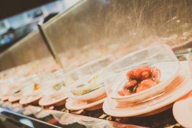 Konveyör bant suşi tepsi