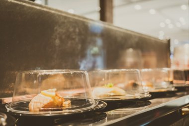 Konveyör bant suşi tepsi