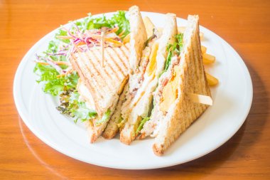 Sandviç yumurta tavuk ile