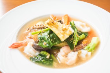 Deniz ürünleri ve sebze kızarmış noodle