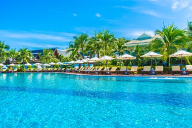 Şemsiyeleri ve sandalyeler Yüzme Havuzu etrafında