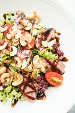 Sebze salatası ördek