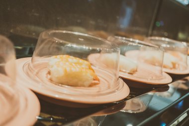 Konveyör bant suşi tepsi