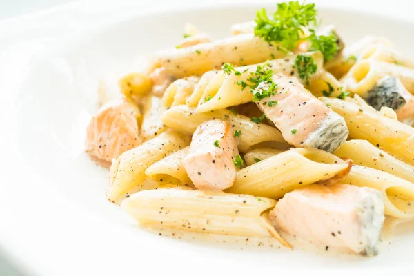 Penne Carbonara Nudeln mit Lachs — Stockfoto