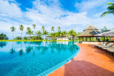 Şemsiye ve Yüzme Havuzu etrafında sandalye