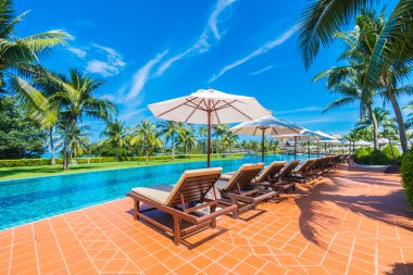 Şemsiye ve Yüzme Havuzu etrafında sandalye