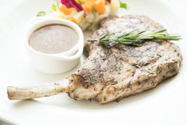 Izgara domuz pirzolası.