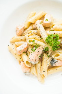 Penne carbonara makarna somon ile