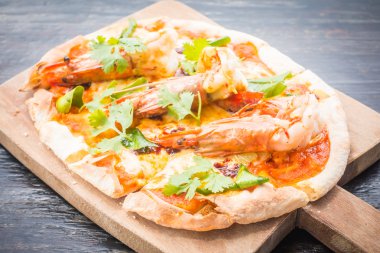 Tom yum Pizza karides ile