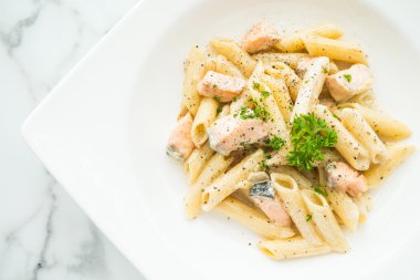 Penne carbonara makarna somon ile