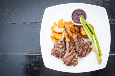 Izgara kuzu pirzolası biftek