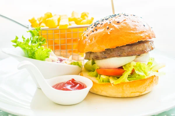 Hamburger mit Pommes — Stockfoto