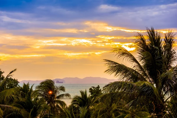 Puesta de sol en la playa y el mar — Foto de Stock