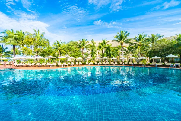 Sonnenschirm und Stuhl rund um das Schwimmbad — Stockfoto