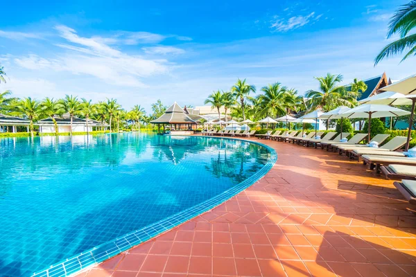 Ombrellone e sedia intorno alla piscina — Foto Stock