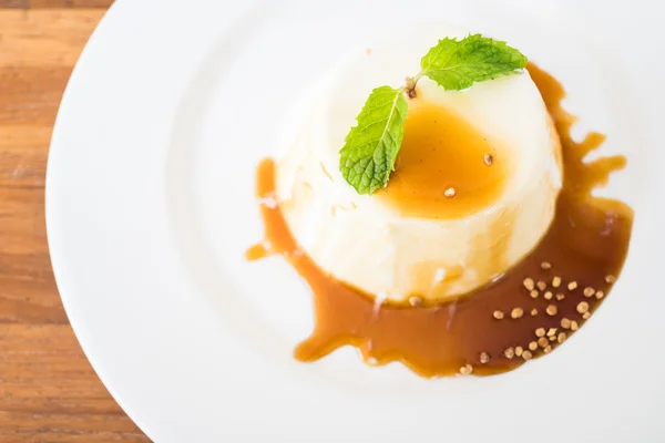 Pudding au caramel et dessert panna cotta — Photo