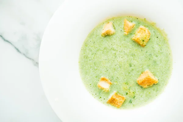 Зеленый суп из шпината — стоковое фото