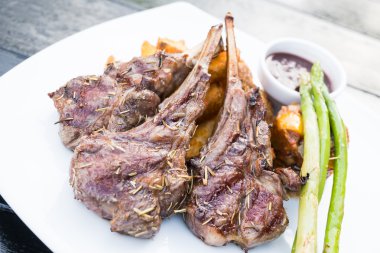 Izgara kuzu pirzolası biftek