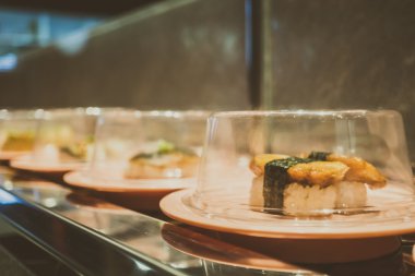 Konveyör bant suşi tepsi