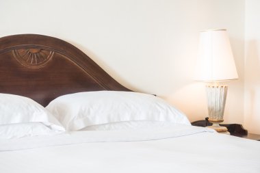 Yatakta beyaz yastıklar