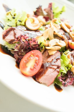 Sebze salatası ördek