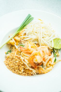 Beyaz tabak kızarmış erişte