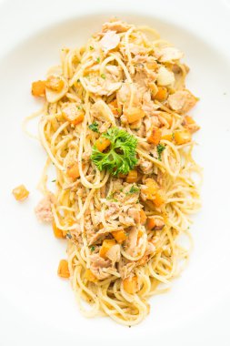 Ton balıklı spagetti beyaz plaka