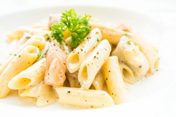 Penne Carbonara Nudeln mit Lachs — Stockfoto