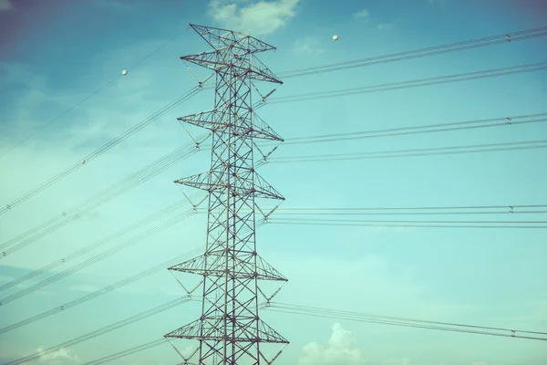 Elektricitet pol på blå himmel — Stockfoto