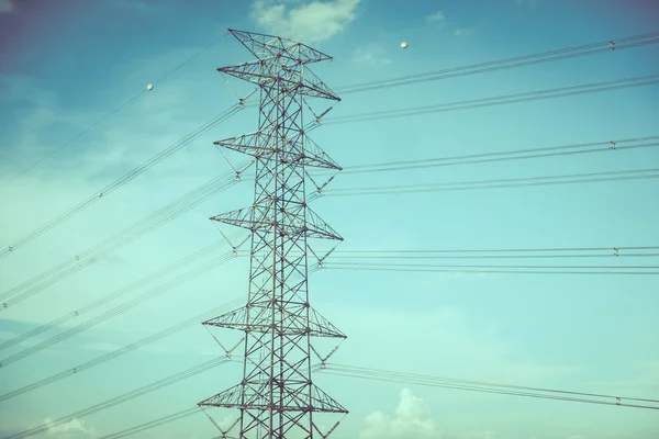 Poste de electricidad en el cielo azul —  Fotos de Stock