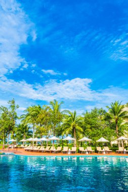 Şemsiyeleri ve sandalyeler Yüzme Havuzu etrafında