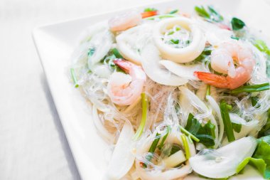 Deniz ürünleri ile baharatlı salata