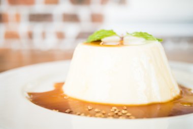 Karamelli puding ve panna cotta tatlı