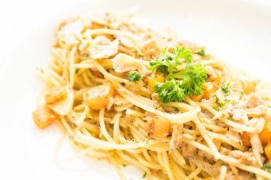 Ton balıklı spagetti beyaz plaka