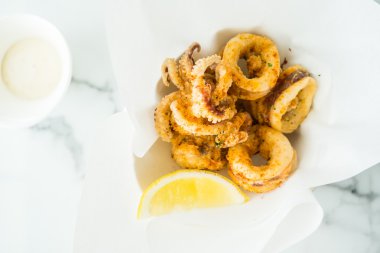 Beyaz tabak kalamar halkaları