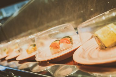 Konveyör bant tepsiye suşi