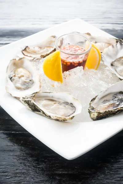 Ostra fresca cruda en plato blanco — Foto de Stock