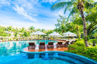 Şemsiyeleri ve sandalyeler Yüzme Havuzu etrafında