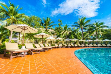 Şemsiyeleri ve sandalyeler Yüzme Havuzu etrafında