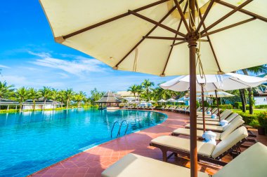 Şemsiyeleri ve sandalyeler Yüzme Havuzu etrafında