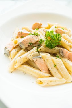 Penne carbonara makarna somon ile