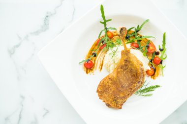 Fried bacak ördek salatası ile