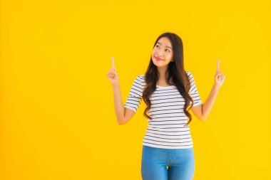 Güzel Asyalı bir kadının portresi mutlu bir şekilde gülümsüyor.