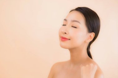 Güzellik kaplıcaları ve kozmetik makyaj anlayışı olan Asyalı güzel bir kadın portresi.