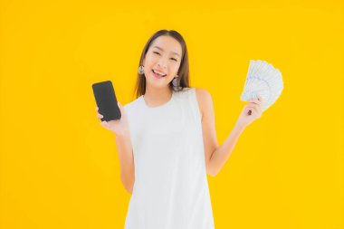 Güzel bir Asyalı kadın portresi. Parası var, sarı izole edilmiş.