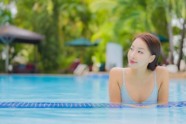 Güzel bir Asyalı kadın portresi. Rahatına bak. Rahatına bak.