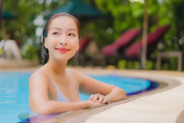 Güzel bir Asyalı kadın portresi. Rahatına bak. Rahatına bak.