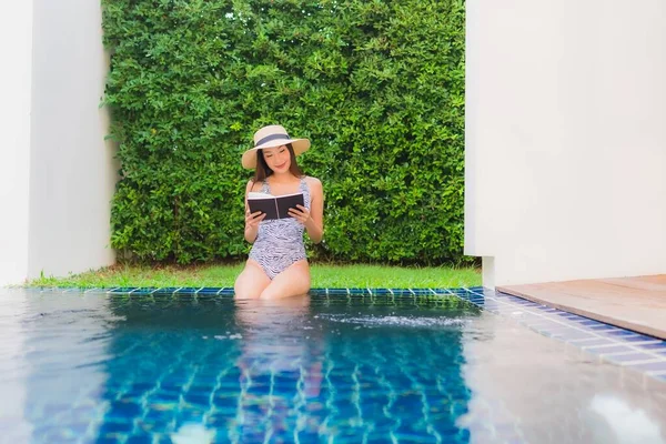 Portrait Beautiful Young Asian Woman Read Book Swimming Pool Hotel — Stock Photo, Image